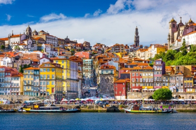 Altstadt von Porto in Portugal (SeanPavonePhoto / stock.adobe.com)  lizenziertes Stockfoto 
Informations sur les licences disponibles sous 'Preuve des sources d'images'